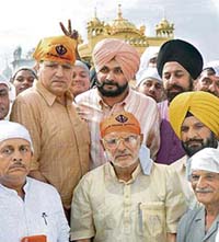 BJPs Punjab affairs in charge Sahib Singh Verma and MP Navjot Singh Sidhu pay obeisance at Golden Temple in Amritsar on Sunday.