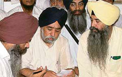 Delhi Sikh Gurdwara Managing Committee president Paramjit Singh Sarna (centre) discusses a point with Kanwarpal Singh of Dal Khalsa and Daljeet Singh Bittu of the SAD-A during a meeting in Ludhiana on Monday.