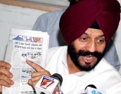 AIATF chief Maninderjit Singh Bitta addresses a press conference in Amritsar.