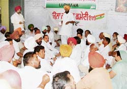 Bhalinder Singh, president, DCC, Ludhiana (rural), addresses party workers in Ludhiana
