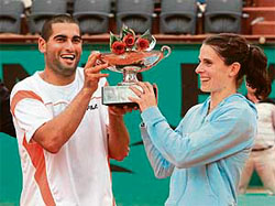 Israels Andy Ram (left) and Frances Nathalie Dechy hold the French Open mixed doubles trophy after beating Serbias Nenad Zimonjic and Slovakias Katrina Srebotnik in the final at Roland Garros in Paris on Thursday. Dechy and Ram won 7-5, 6-3.