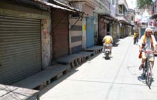 While the main markets were closed, protesters shouted slogans against cops in front of the bus stand
