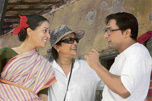 Raima Sen, Aparna Sen and Rahul Bose on the sets of the film