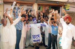 Badal’s effigy being burnt by activists of the SC/ST cell of the Punjab Pradesh Congress Committee in Ludhiana