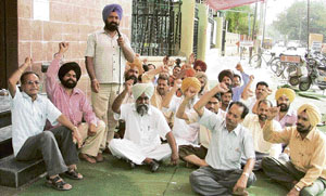 Trade union leaders address a dharna of BSNL employees in Ludhiana on Tuesday.
