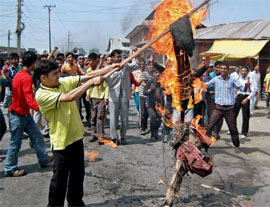 Shia Muslims burn an effigy of US President George W. Bush while raising anti-US slogans during a protest demonstration in Srinagar on Thursday.