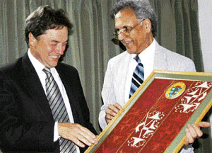 Dr M.S. Kang, vice-chancellor, Punjab Agricultural University, Ludhiana, presents a Phulkari to British High Commissioner Sir Michael Arthur.