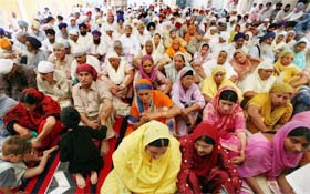 Sikh devotees from round the world assembled at Gurdwara Dera Sahib, Lahore, on Saturday to pay tributes on the occasion of 401th martyrdom day of fifth Sikh Guru, Guru Arjan Dev