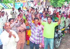 Residents of Sirmour agitate against poor academic results in the board classes and demand strict action