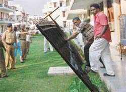 Enforcement staff remove iron grills in Bank of India employees cooperative house building society, Sector 48