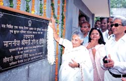 Delhi Chief Minister Sheila Dikshit inaugurating underground reservoir at Basant Gaon