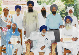 SAD activists present a memorandum to former minister Dalip Singh Pandhi in Amloh on Sunday.