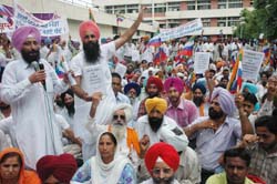 Victims and their family members demand action against agents in Jalandhar 