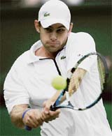 Andy Roddick of the US in action against Thailands Danai Udomchoke in the second round at Wimbledon on Wednesday.