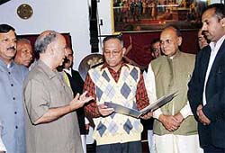Senior BJP leader Shanta Kumar briefs Governor V.S. Kokje (centre) after submitting a memorandum demanding an inquiry against Chief Minister Virbhadra Singh, in Shimla on Thursday.