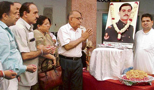 People pay tributes to Vir Chakra awardee Capt Vijayant Thapar.