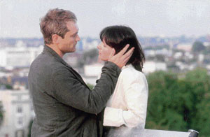 Jude Law and Juliette Binoche in a still from the movie