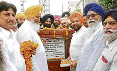 Hira Singh Gabria, Minister of Jails, tourism and culture laying down the foundation stone of the park in the Saini Colony of Moti Nagar, Ludhiana.