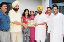 Sonia Sohal, selected for the 8th Vishav Hindi Sammelan to be held in New York, being honoured by the Youth Congress in Mandi Gobindgarh