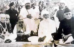 Jawaharlal Nehru, Maulana Habib-u-Rehman Ludhianvi, Master Tara Singh, Satguru Partap Singh and Saifudin Kithclu at a convention at Bhaini Sahib