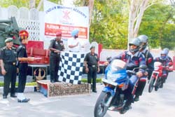 GOC, Vajra Corps, Lt-Gen Noble Thamburaj, flags off a motorcycle expedition at Jalandhar