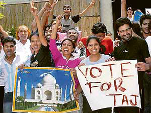 These Pakistan artistes, who are in Amritsar for a theatre presentation, not only voted for the Taj Mahal on Tuesday, but also appealed to everyone to vote for it for its inclusion in the list of Seven Wonders.