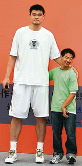 Chinas 7-ft tall All Star NBA centre Yao Ming (left) poses with 18-year-old basketballer Wu Fengmiao, who will compete in the 2007 Shanghai Special Olympics, at a promotional event in Shanghai on Wednesday.