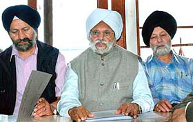 Rawail Singh Rajpal (centre), president of the Himachal Pradesh Sikh Welfare Council, interacts with mediapersons during the foundation of the council in Shimla on Thursday. The council has demanded space for a Sikh museum in Shimla. @@Tribune photo: S. Chandan