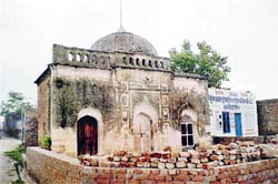 The mosque at Koom Kalan Khurd village.