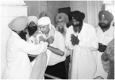 New commissioner of Patiala division Surinder Krishan Ahluwalia seeks blessings at Gurdwara Fatehgarh Sahib on Thursday.  Photo by Bhushan Sood