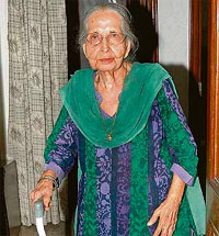Abandoned by her family, 91- year-old Sanyukta Khanna, today donated Rs 10,000 for Hasina's surgery.