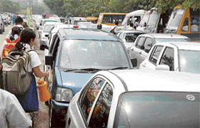 The traffic jam in front of Sacred Heart School, Sarabha Nagar, Ludhiana