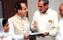 MP Sajjan Kumar submits a memorandum to union water resources minister Saifuddin Soz on the water problem in the Sangam Vihar area in the Capital on Monday