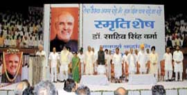 Political leaders and family members (in the audience) during the condolence meeting of former Chief Minister of Delhi and BJP senior leader Sahib Singh Verma at Talkatora Stadium in the Capital on Wednesday.