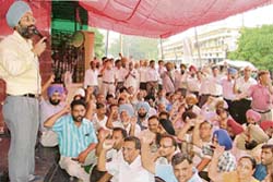 Trade union leaders address the striking BSNL employees in Ludhiana
