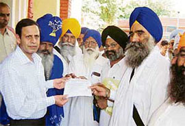 Representatives of Sikh organisations present a memorandum to deputy commissioner O.P. Sheoran on Saturday at Fatehabad demanding withdrawal of cases against Sikhs, who were booked in Ratia on Thursday.