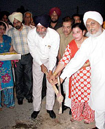 Former Samana MLA Surjit Singh Rakhra inaugurates road development work in Ward No. 27, Patiala, on Sunday.