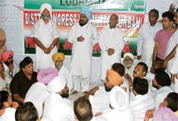 Punjab Pradesh Congress Committee president Shamsher Singh Dullo addresses a meeting of workers and leaders at Congress Bhawan in Ludhiana on Monday.