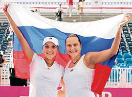 Russias Elena Vesnina (left) and Nadia Petrova celebrate after beating USAs Venus Williams and Lisa Raymond 7-5, 7-6 in the Fed Cup tennis semifinal in Stowe, Vermont, on Sunday. Russia won 3-2 to advance to the final, where they will face Italy.