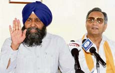 BSP general secretary Man Singh Manhera (left) addresses mediapersons at Dharamsala on Tuesday. Dissident Congress MLA Vijay Singh Mankotia (right) and two others on the occasion announced their decision to join the BSP.