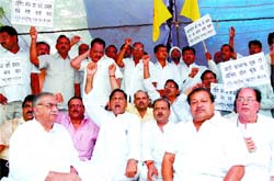 Rashtriya Vyapaar Mandal activists on a dharna in protest against shopping malls at Jantar Mantar in the Capital