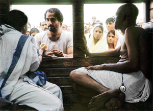 Scenes from Gandhi, My Father: Akshaye Khanna plays Harilal, the emotionally disturbed son of Gandhi, while Gujarati actor Darhshan Jariwalla enacts the role of the Mahatma