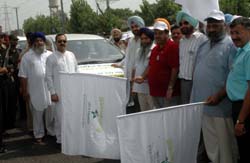 Avinash Chander, chief parliamentary secretary, flags off an environment rally in Jalandhar on Sunday. 
