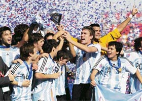 Members of the Argentine football team celebrate after beating the Czech Republic 2-1 in the final of the FIFA U-20 World Cup in Toronto, Canada