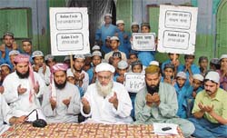 Shahi Imam of Jama Masjid, Ludhaina, Maulana Habib-ur-Rehman Sani Ludhianvi, lead a prayer for the welfare and long life of outgoing President APJ Abdul Kalam, on Wednesday.