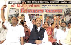 Holding the Sheila government responsible for the ongoing Blueline bus crisis, BJP leader Vijay Goel and his party activists stage a dharna at Chandni Chowk in the Capital