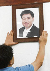 A South Korean checks the portrait of Bae Hyung-Kyu, who was killed on July 25 by the Taliban in Afghanistan, at the Saem-Mul Presbyterian church in Seongnam, south of Seoul on Thursday.
