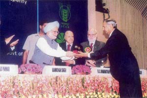 Dr Gurdev Singh Khush, the man behind the rice revolution, receives the Swaminathan International Award from Dr Manmohan Singh