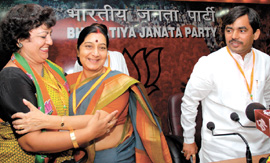 BJP Minority Morcha vice-president Seema Rezwi welcomes senior party leader Sushma Swaraj while BJP Minority Morcha president Sehnawaz Hussain looks on during the two-day Minority Morcha seminar in the Capital 