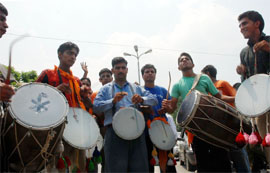 Huge traffic jams were witnessed outside the district administrative complex as a large number of candidates turned up to file papers amidst loud cheering from supporters